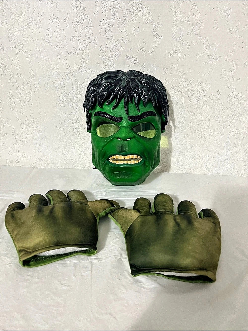 Marvel Avengers Hulk Electronic Mask & Smash Fists Role Play Set OSFM